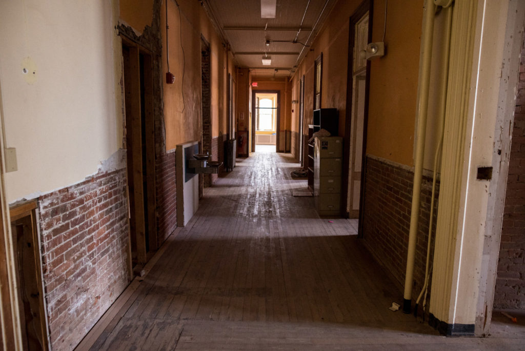 Un couloir du premier étage de l'orphelinat Saint-Joseph de Burlington, dans le Vermont, aujourd'hui fermé. Ian MacLellan pour BuzzFeed News