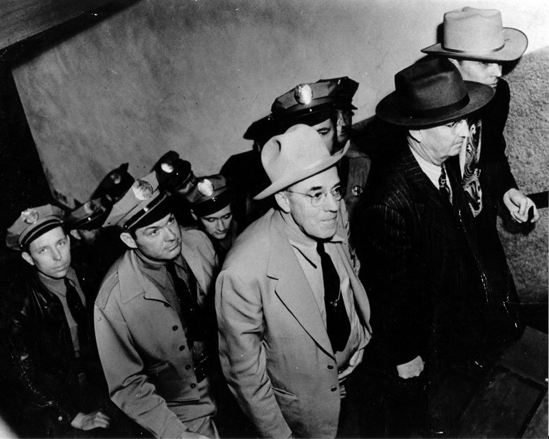 Le shérif Bill Presley et les rangers et troopers montant les escaliers. 