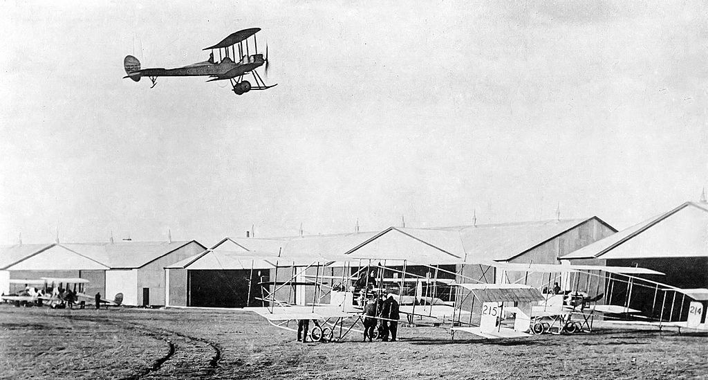 "Montrose Air Station Broomfield 1914" par Crown - Montrose Air Station Heritage Centre Archive, Écosse. Licence du domaine public via Wikimedia Commons.