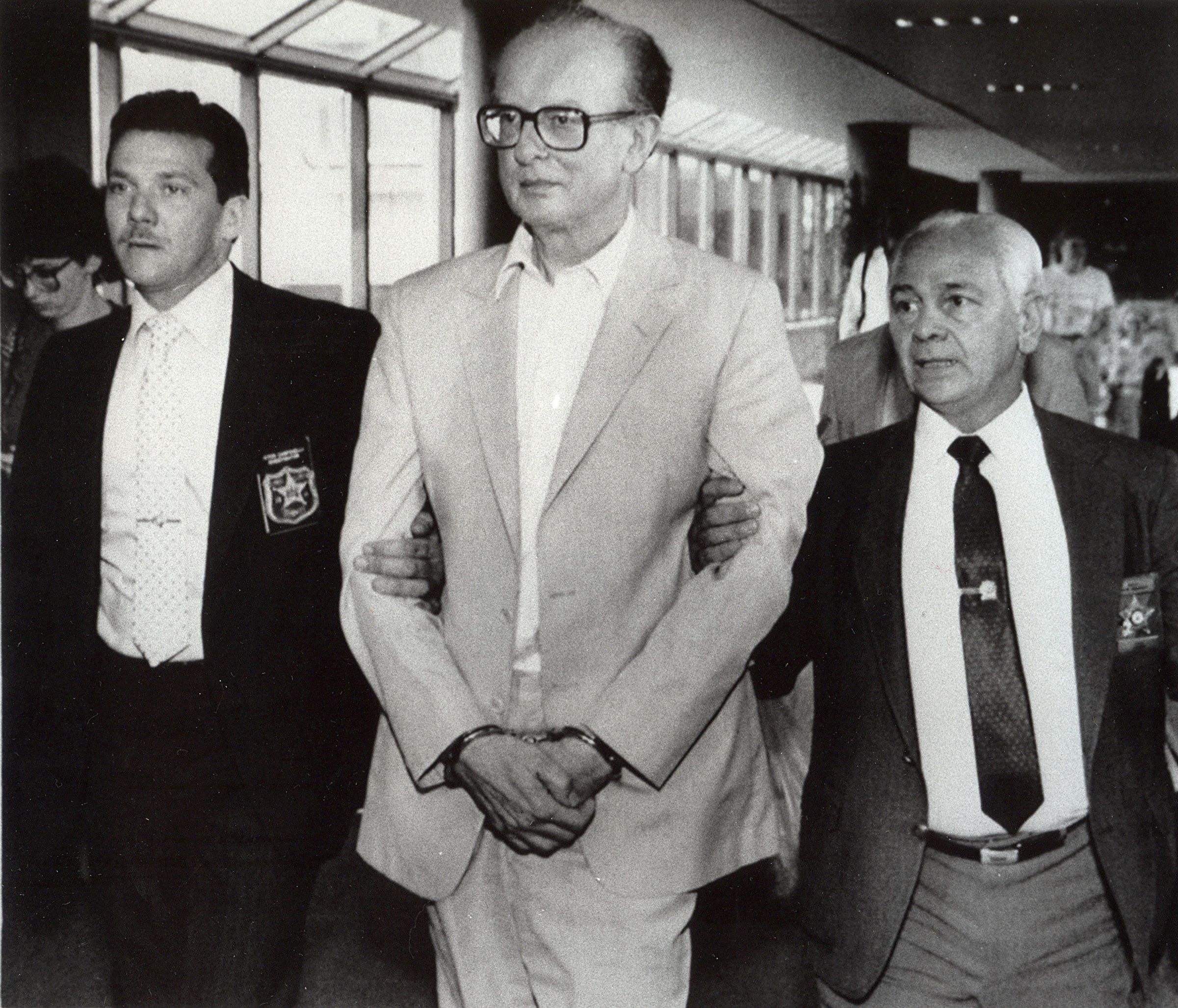 Les autorités accompagnent John List jusqu'à un avion à Richmond, en Virginie, pour être transporté dans le New Jersey afin d'y être jugé en 1989. Steve Helber | Associated Press