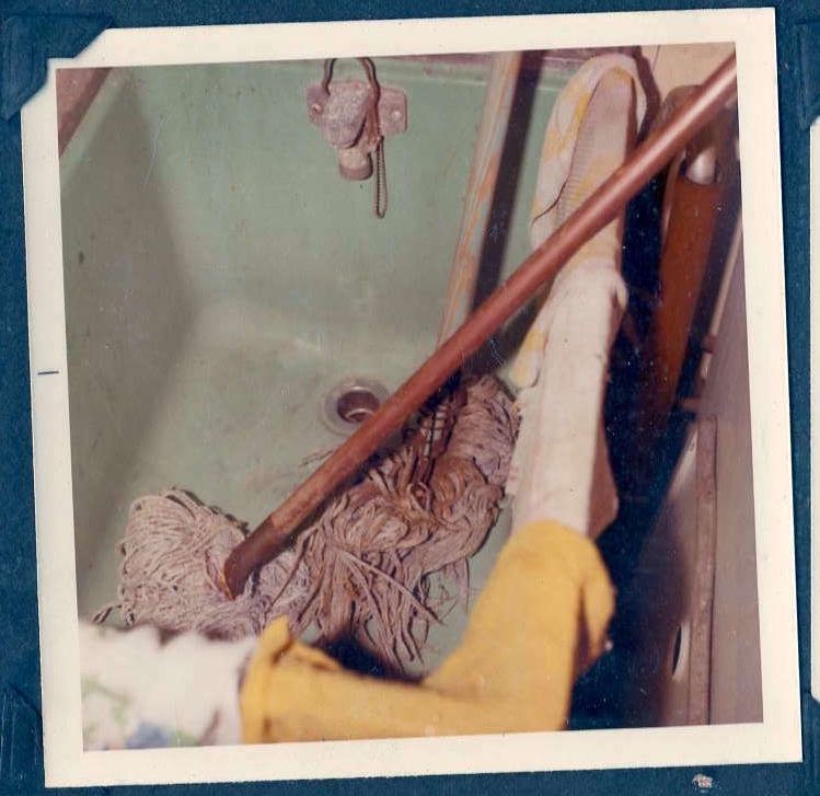 La police a photographié une serpillière ensanglantée que John List a laissée dans l'évier de la buanderie de Breeze Knoll. Avec l'aimable autorisation du département de police de Westfield.