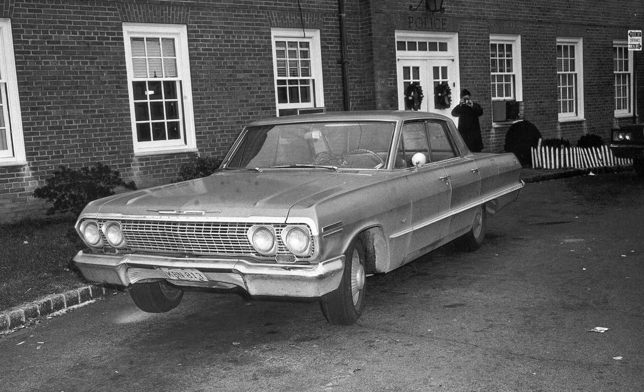 La Chevy Impala de John List après avoir été découverte à l'aéroport JFK et remorquée jusqu'au poste de police de Westfield le 9 décembre 1971. Avec l'aimable autorisation de la police de Westfield