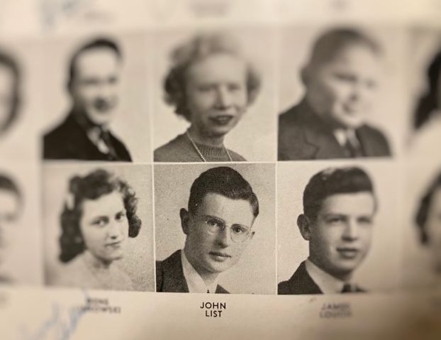 John List est photographié dans l'annuaire 1943 de la Bay City Central High School à Bay City, Michigan. Cole Waterman