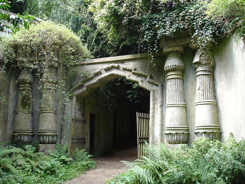 La recherche du vampire de Highgate aurait-elle été un exemple de détournement de légende ? (Le portail de l'avenue égyptienne du cimetière de Highgate, photo John Armagh)