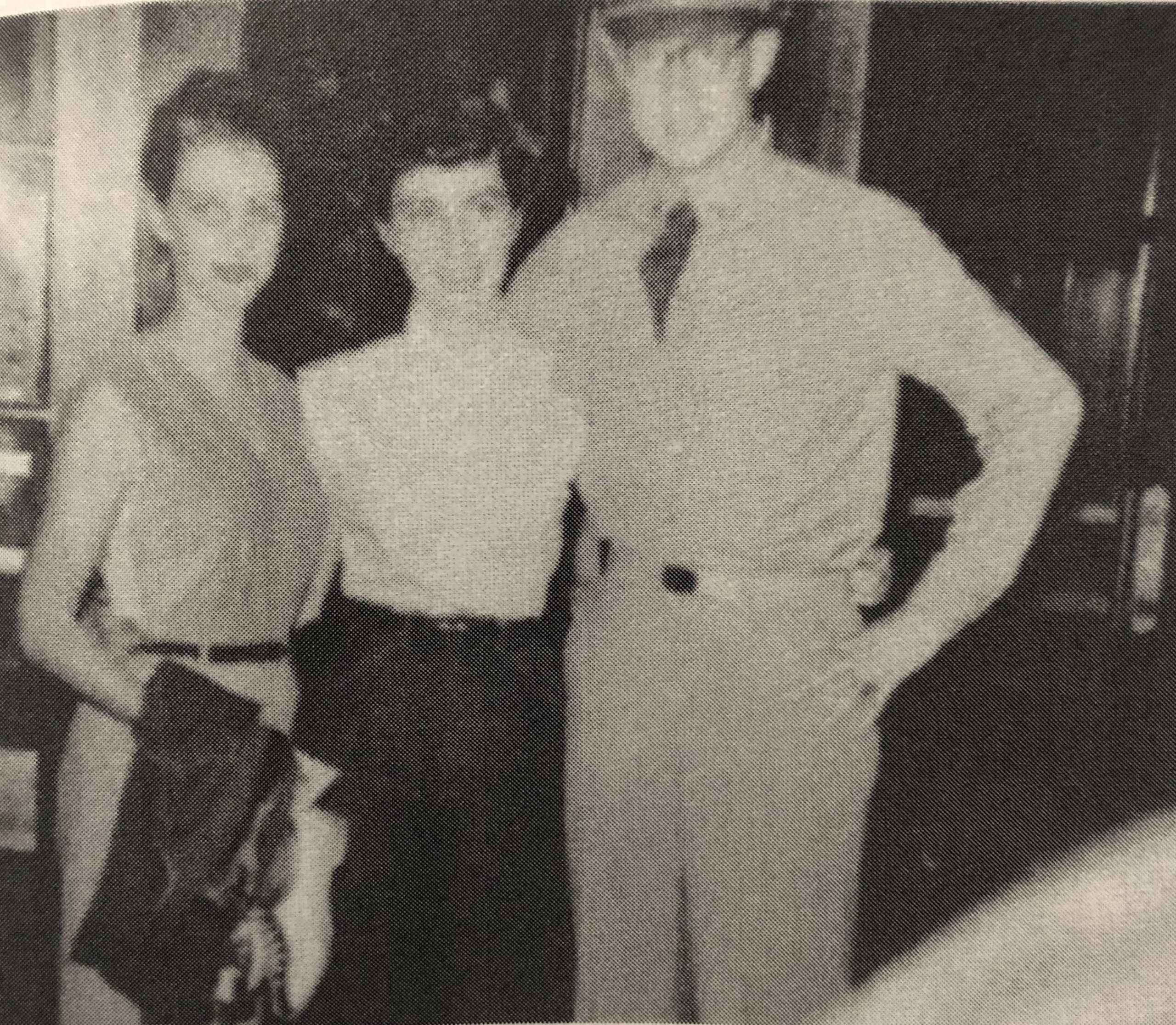 John List, alors âgé de 26 ans, pose pour une photo à l'extérieur d'un bowling de Virginie le soir où il a rencontré sa future femme, Helen Taylor, à gauche, et sa future belle-sœur, Betty Jean Syfert. Extrait de "Collateral Damage" de John List et Austin Goodrich.