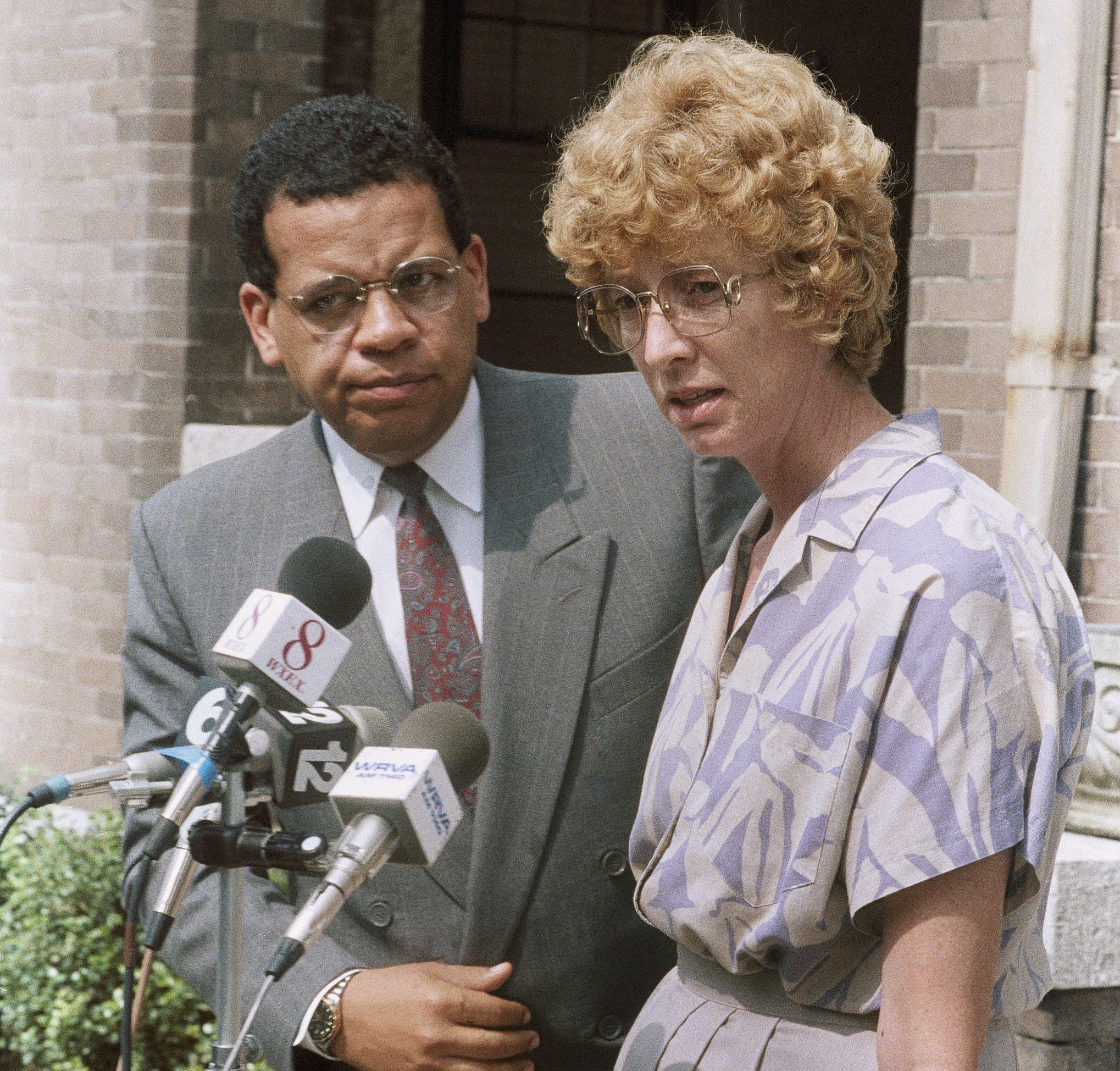 Delores Clark déclare aux journalistes lors d'une conférence de presse le 8 juin 1989 qu'elle ne croyait pas que son mari était John List. David Baugh, l'avocat qui représentait List en Virginie, lui apporte son soutien. Steve Helber | Associated Press