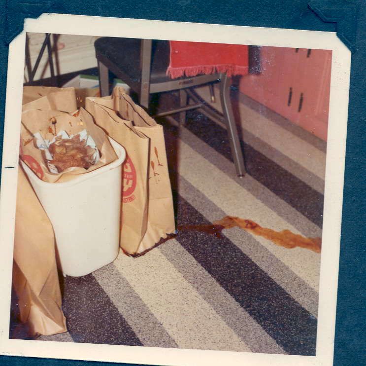 Du sang s'échappe des sacs en papier remplis des serviettes sales que John List utilisait pour nettoyer après chaque meurtre. Avec l'aimable autorisation de la police de Westfield