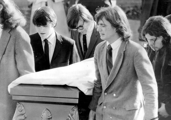 Les porteurs de cercueils, dont Chris Day, deuxième à partir de la gauche, transportent le cercueil de Patty List hors de l'église luthérienne Redeemer à Westfield après les funérailles, le 11 décembre 1971. NY Daily News via Getty Images