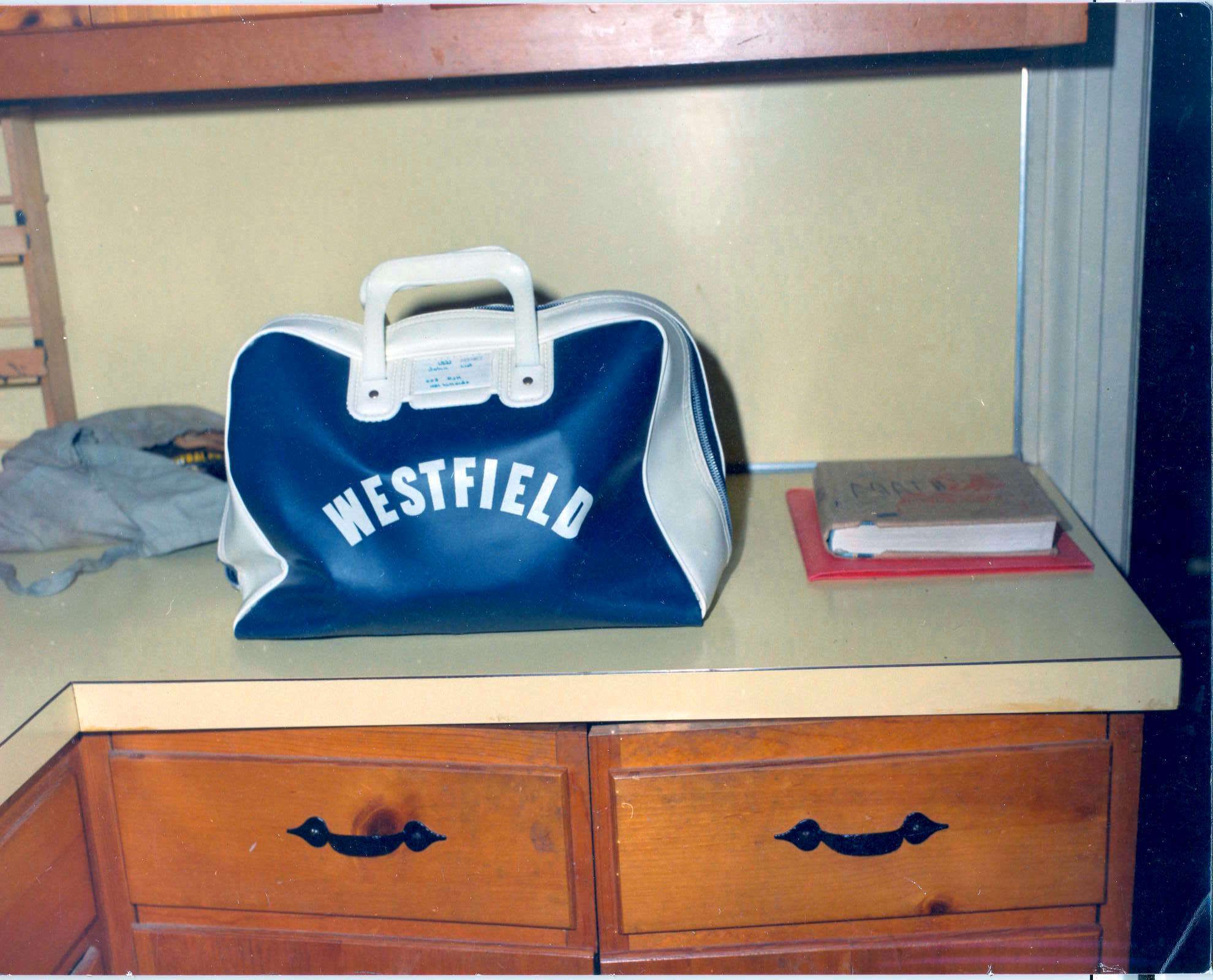 Les enquêteurs pensent que John Frederick List, 15 ans, a laissé son sac de foot et ses livres sur le comptoir juste avant que son père ne lui tire dessus à dix reprises le 9 novembre 1971. Avec l'aimable autorisation de la police de Westfield