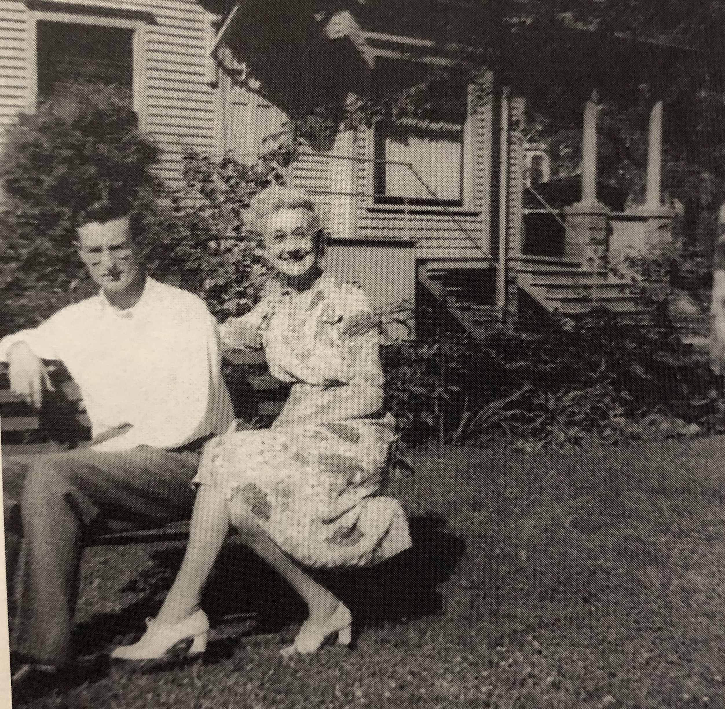 John List est assis avec sa mère, Alma List, en 1947 devant la maison où elle l'a élevé à Bay City, Michigan. Extrait de "Collateral Damage" de John List et Austin Goodrich.