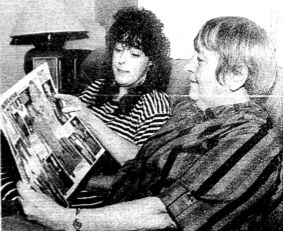 Wanda Flanery, à droite, regarde un magazine avec sa fille, Eva Mitchell, en 1989. Toutes deux sont décédées depuis. L'Associated Press