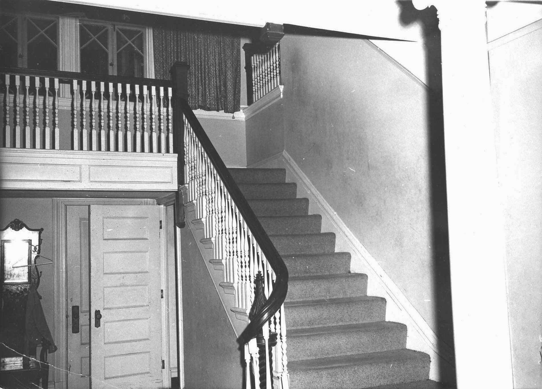 Le hall central de Breeze Knoll avait de hauts plafonds et un escalier qui montait aux deuxième et troisième étages. Avec l'aimable autorisation de la police de Westfield