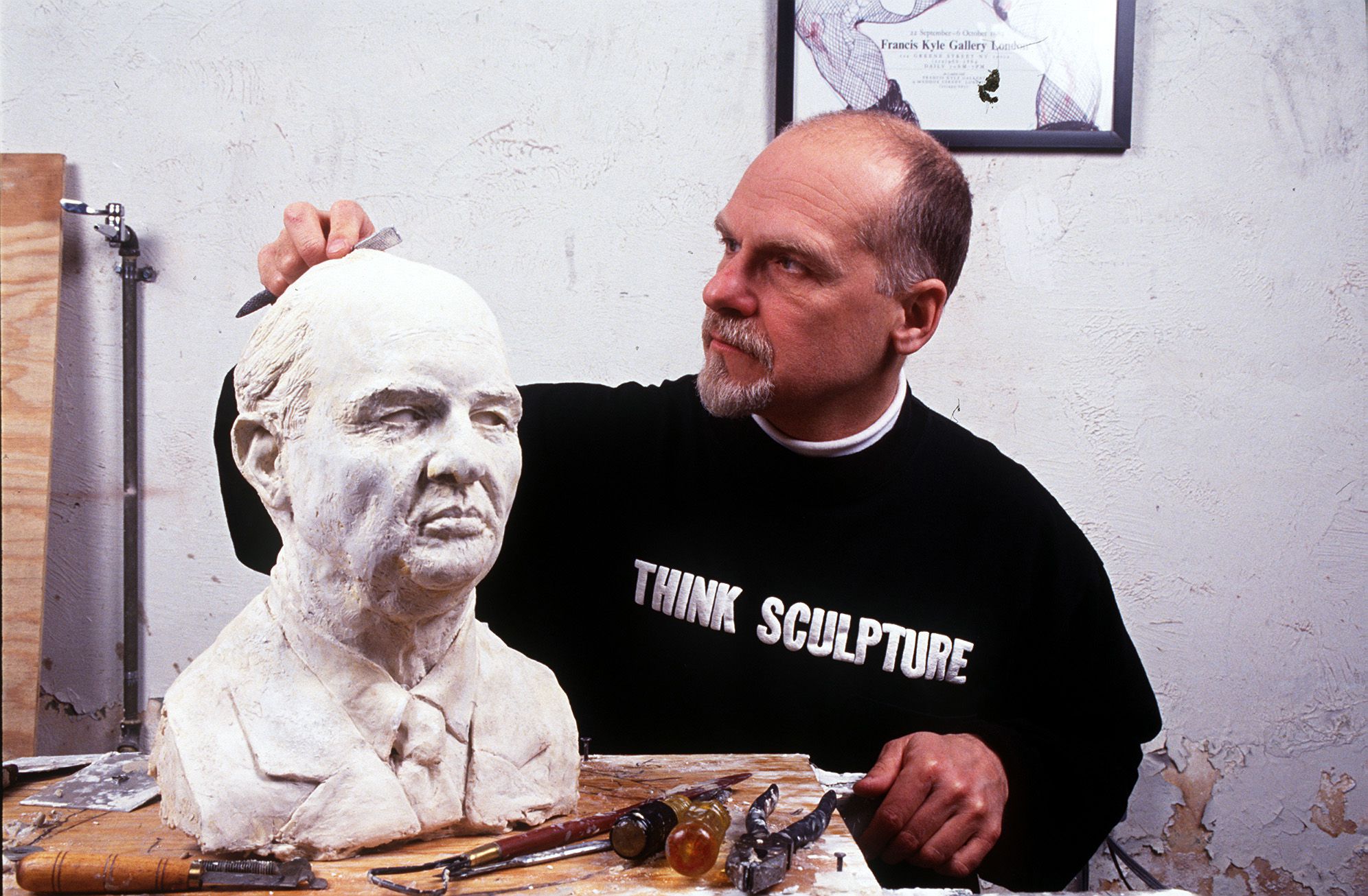 Le sculpteur judiciaire Frank Bender dans son studio de Philadelphie, avec le buste de John List qu'il a réalisé le 18 février 1994. Steve Andrascik | Pour le Star-Ledger