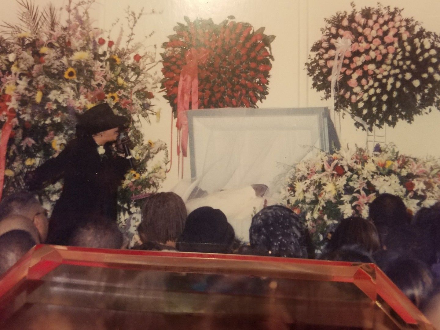Une femme prend la parole lors de la veillée funèbre de Notorious B.I.G. Photo : The Coli Forum.