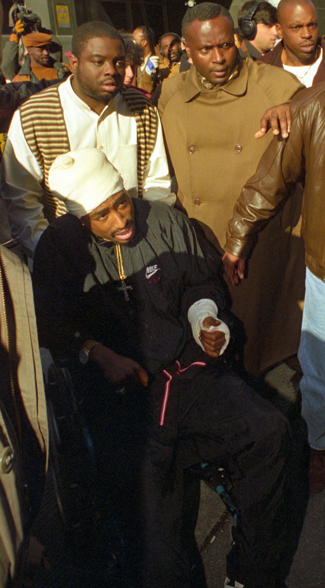 Un jour après avoir été abattu de cinq balles, Tupac est apparu dans un fauteuil roulant lors d'une audience au tribunal de New York. Photo : REUTERS/Mark Cardwell /Landov.