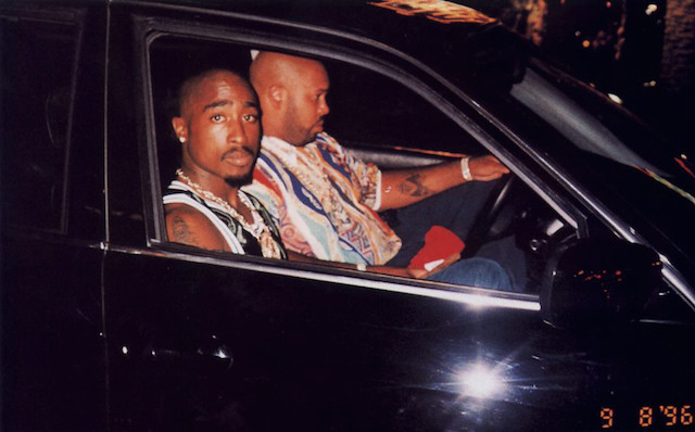 Cinq jours avant son assassinat, Tupac est photographié aux côtés de Suge Knight dans une BMW noire circulant dans Las Vegas.