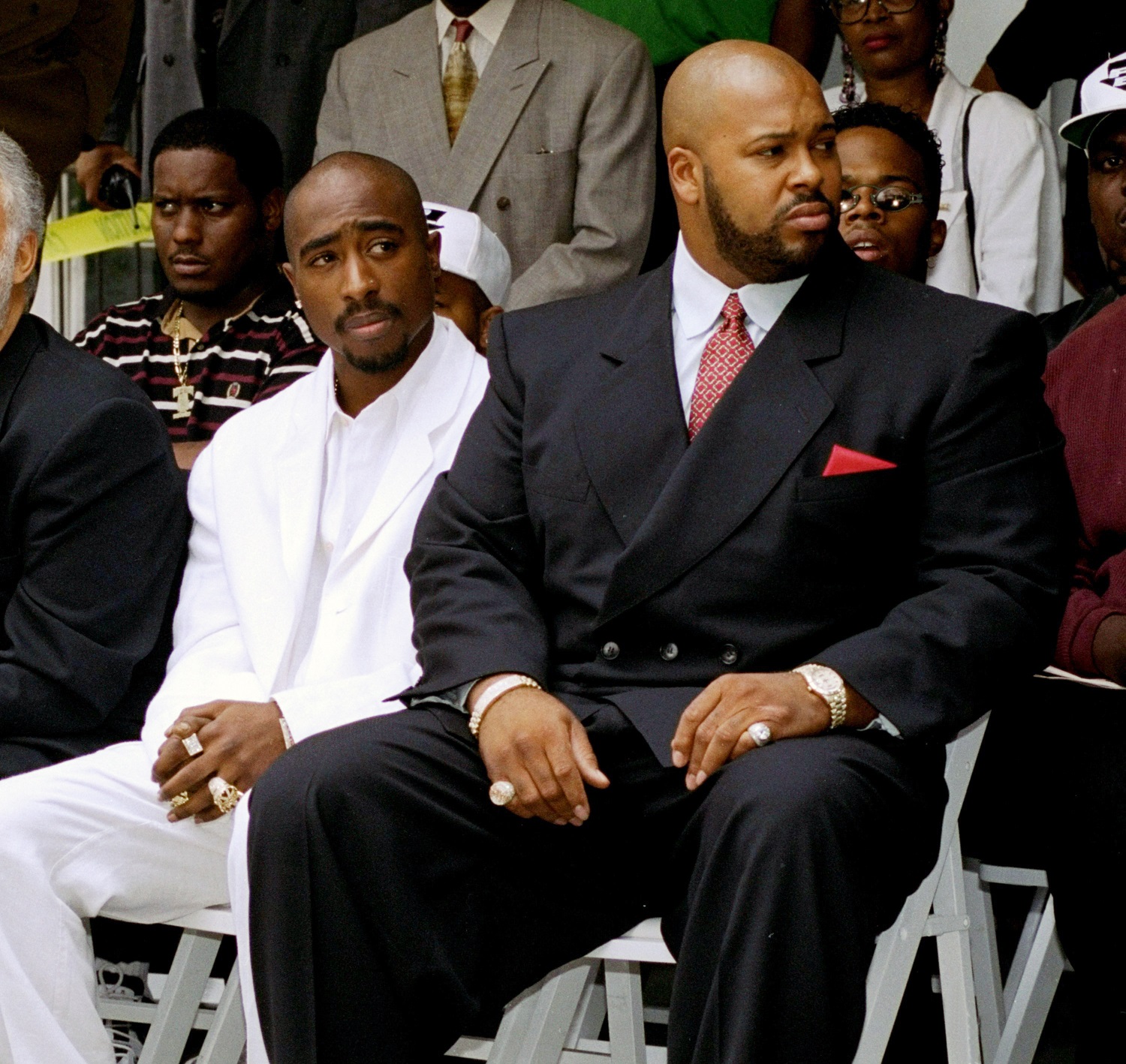 Tupac et Knight lors d'un événement à Los Angeles le 15 août 1996. Shakur sera assassiné 28 jours plus tard. De stature beaucoup plus imposante, il est hautement improbable qu'un assassin ait pu confondre Knight avec Tupac. AP Photo/Frank Wiese, Dossier.