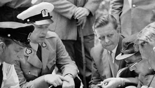 La scène du meurtre, le 6 juin 1960. Le juge adjoint Arvi Vainio (au centre) dirige l'enquête. Image : Domaine public.