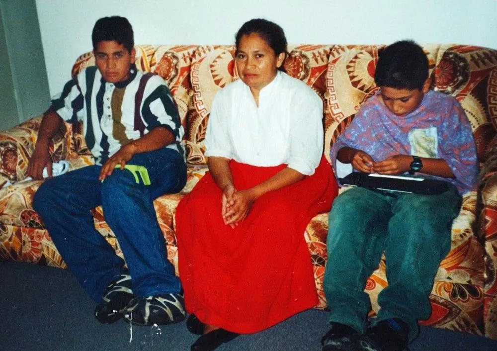 Walter Zepeda, à droite, sur une photo de famille avec sa mère et son frère. Cette photo des archives du LFP a été publiée pour la première fois en 2003.
