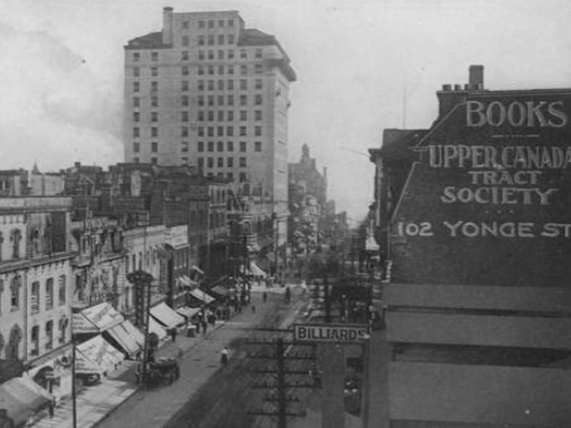 Rue Adelaide, côté sud, vue vers l'est depuis la rue Bay, Toronto, 1924.