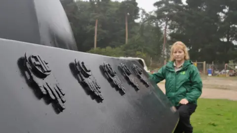 La Commission des forêts a mis en place un sentier des ovnis dans la forêt de Rendlesham, avec un modèle basé sur ce que le personnel de l'USAF a déclaré avoir vu.