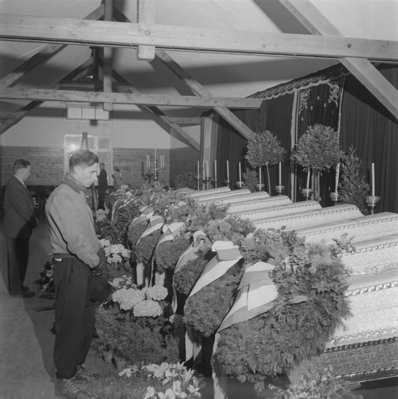 Cérémonie funéraire à Obertraun pour les victimes. Les cercueils sont déposés dans la salle de sport. 27 avril 1954.