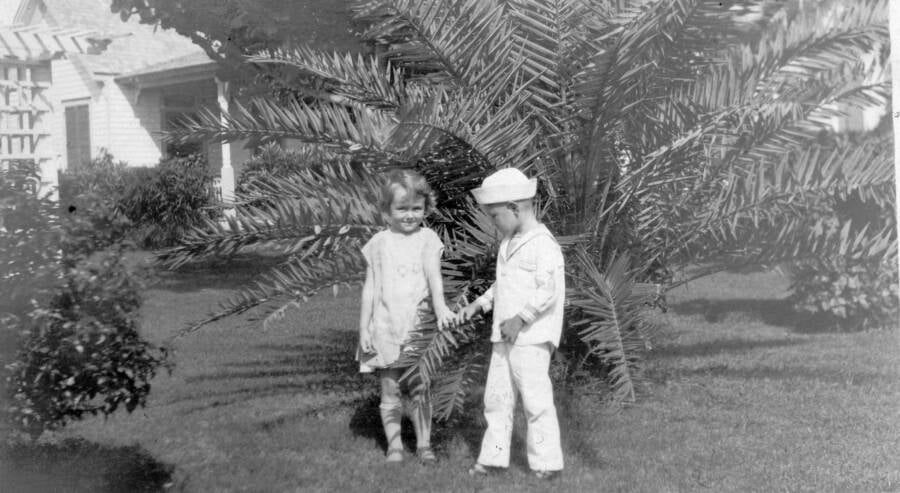 Le jeune Robert Eugene Otto (à droite) portant le costume de marin qui a été donné à Robert la Poupée.