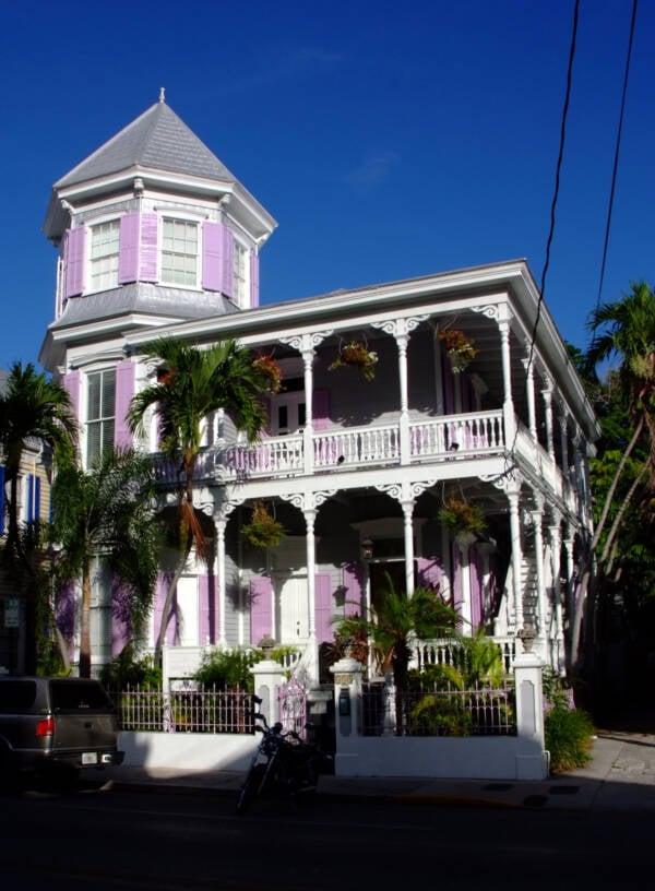 La Maison de l'artiste, autrefois la maison de Robert Eugene Otto. Robert la poupée s'asseyait derrière la fenêtre de la rotonde supérieure.